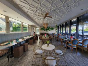 麦克坦1521 Hotel & Spa的一间带桌椅和天花板的餐厅