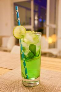 皮乌拉Hotel Gran Palma Piura的绿饮料,含酸橙和蓝草