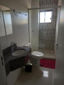 CaçadorSognare Hotel的浴室配有卫生间、盥洗盆和淋浴。