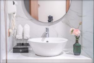 岘港Maple Suite Hotel & Apartment的浴室设有白色水槽和镜子