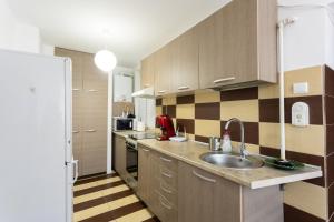 特尔古穆列什Central Apartment Targu Mures的厨房配有水槽和台面