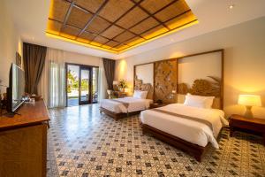 绥和市Sao Mai Beach Resort的酒店客房设有两张床和电视。