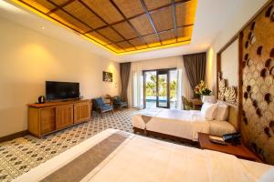 绥和市Sao Mai Beach Resort的酒店客房,配有床和电视