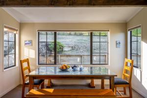 瓦纳卡Criffel Peak View Bed and Breakfast的一间带桌子和窗户的用餐室