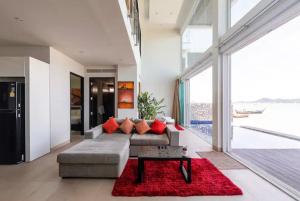 拉威海滩拉亚海滨度假屋的带沙发和红色地毯的客厅