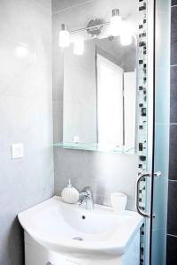 赫尔采格诺维Swiss Residence Montenegro的一间带水槽和镜子的浴室