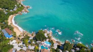茶云莱海滩Coral Cliff Beach Resort Samui - SHA Plus的享有海滩和海洋的空中景致
