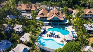 茶云莱海滩Coral Cliff Beach Resort Samui - SHA Plus的享有带游泳池的度假村的空中景致