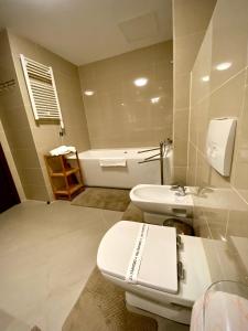 波亚纳布拉索夫Happy Place的浴室配有白色卫生间和盥洗盆。