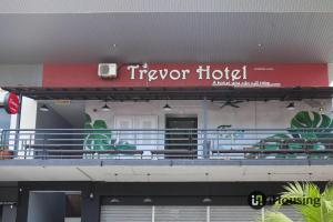 马六甲Trevor Hotel Malacca Town By I Housing的船边的消防员酒店标志