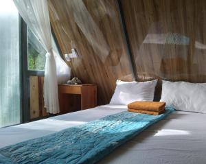 富国Phu Nam House - Resort的一间卧室配有一张木墙床
