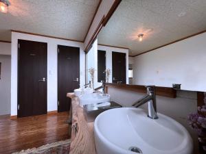 日光桑加日光旅馆的浴室设有2个水槽和2面镜子