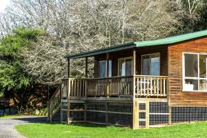德洛兰Drumreagh Cabins的小木屋 - 带草地上的大型甲板