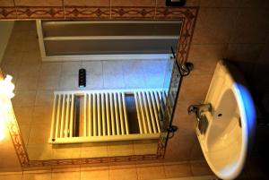 蒙特普齐亚诺波吉亚诺乡村民宿的浴室内的镜子和散热器