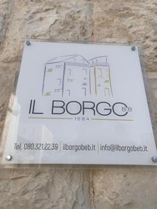 科拉托Il Borgo的石墙上房屋的标志