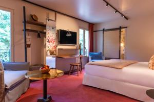 阿夫赖城柯罗的池塘酒店的客房设有床、沙发和桌子。