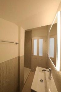 因特拉肯City Center Apartment的一间带水槽、镜子和淋浴的浴室