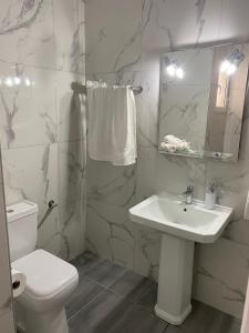 阿纳维索斯Christy's House Anavissos / Ανάβυσσος的白色的浴室设有水槽和卫生间。