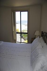 蒙塔悬崖海滨公寓的一间卧室配有一张床,享有海滩美景