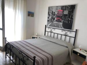 佩斯基奇Hotel Peschici的一间卧室,配有一张带红色巴士照片的床
