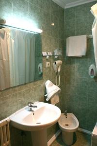 阿利坎特塞万提斯酒店的一间带水槽和卫生间的浴室