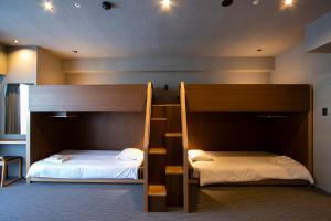 东京Minn Ueno的带双层床的客房内的两张床