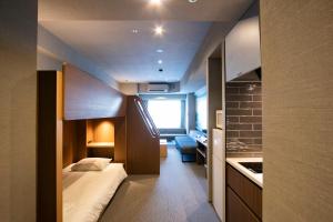 东京Minn Ueno的小房间设有床和厨房