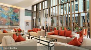 迪拜Grand Cosmopolitan Hotel的大厅,在大楼里设有沙发和桌子