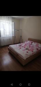 希贝尼克日落公寓的一间卧室,床上有粉红色的鲜花