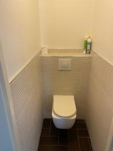 Saint EtienneBel appartement composé de deux chambres的瓷砖客房内的小浴室设有卫生间