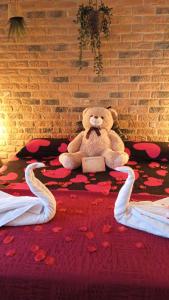 乌马内斯-德马德里Hotel Riojano的泰迪熊坐在床上看书