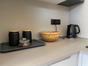 博洛尼亚TRETRE的厨房柜台,配有两个咖啡壶和一个篮子