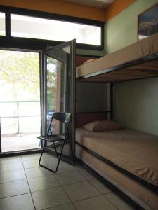 普拉卡利特索罗Summit Zero Hostel的一间卧室配有双层床和椅子