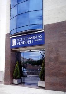 埃勒凡达尔Ramblas Vendrell的一座标有弗朗科利斯维利迪亚酒店标志的建筑