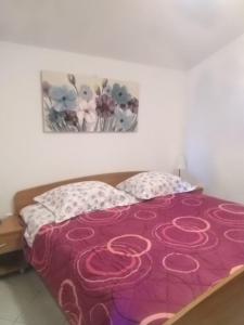 萨利Holiday home Marina的一间卧室配有一张带粉色毯子的床