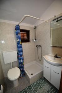 萨利Holiday home Marina的浴室配有卫生间、浴缸和水槽。