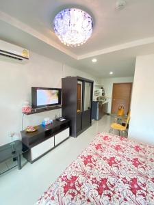 乔木提恩海滩Beach 7 Condo, Pattaya的一间卧室配有一张床和一台平面电视