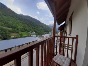 别尔萨Apartamento en Pirineos的山景阳台。