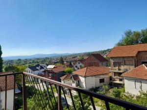 索科矿泉村Beli Ocnjak的享有带房屋的小镇阳台景致。