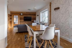 拉克韦雷Relax Interior Stylish House in Rakvere的用餐室以及带桌椅的起居室。