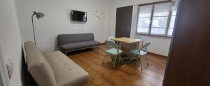 维拉西米乌斯A casa di Pintus的客厅配有沙发、桌子和椅子