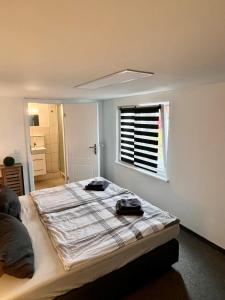 泰尔托Gästezimmer Teltow的一间卧室设有一张大床和窗户