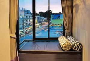 甲米镇斯丽萨瓦拉卡萨酒店的市景客房的靠窗座位