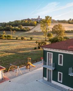 Mombello MonferratoB & Bike di Ristorante Italia的享有带游乐场的房屋的空中景致