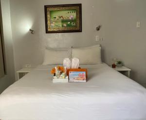波尔多·格尼拉拉古纳别墅豪华潜水Spa度假别墅的一间卧室配有一张带盒子的床