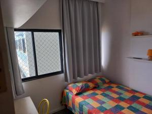 萨尔瓦多2/4 Farol da Barra的一间小卧室,配有床和窗户