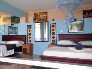 康提康提戴斯酒店的蓝色墙壁客房的两张床