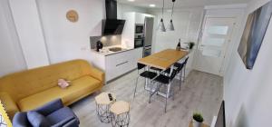 萨拉曼卡Villa Toston City的带沙发和桌子的客厅以及厨房。
