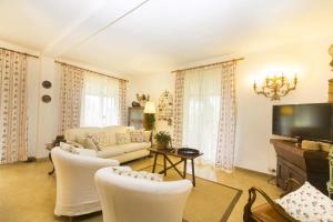 阿祖罗港Villa Monserrato - Goelba的客厅配有白色家具和平面电视