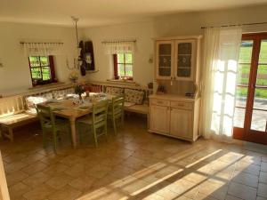 克拉尼斯卡戈拉Villa Dona的一间厨房,里面配有桌椅